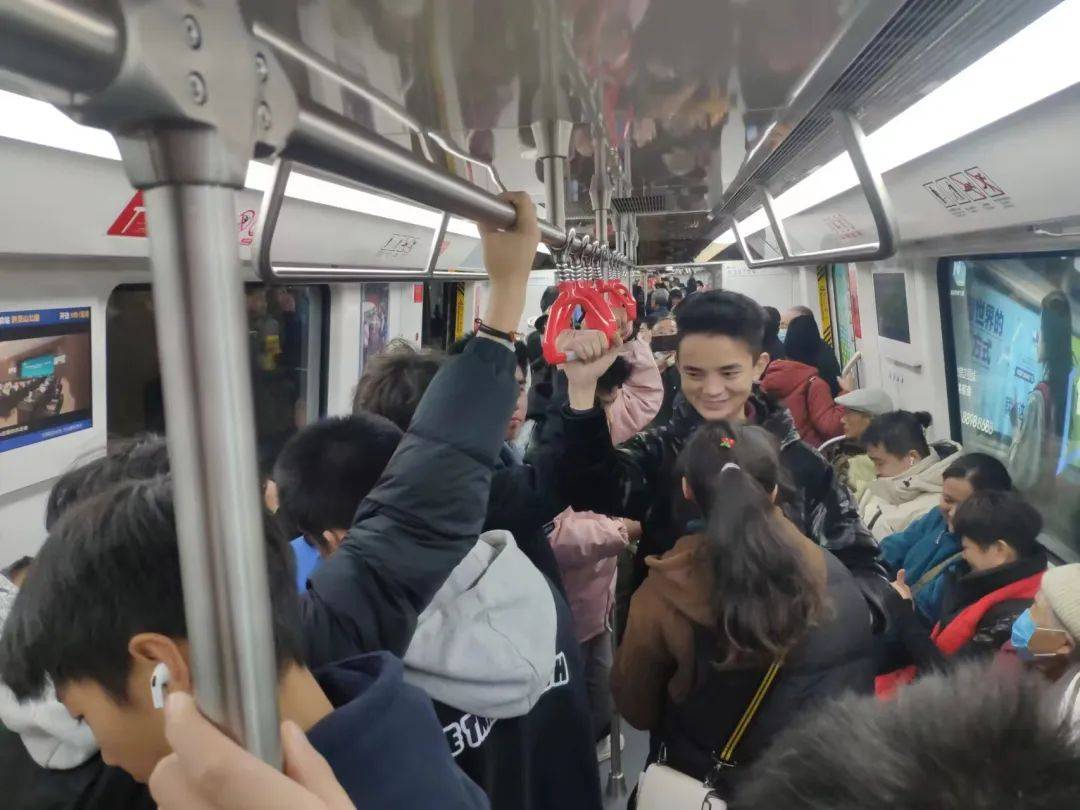 挤不上，真的挤不上！3号线到底多火爆？一起来看→