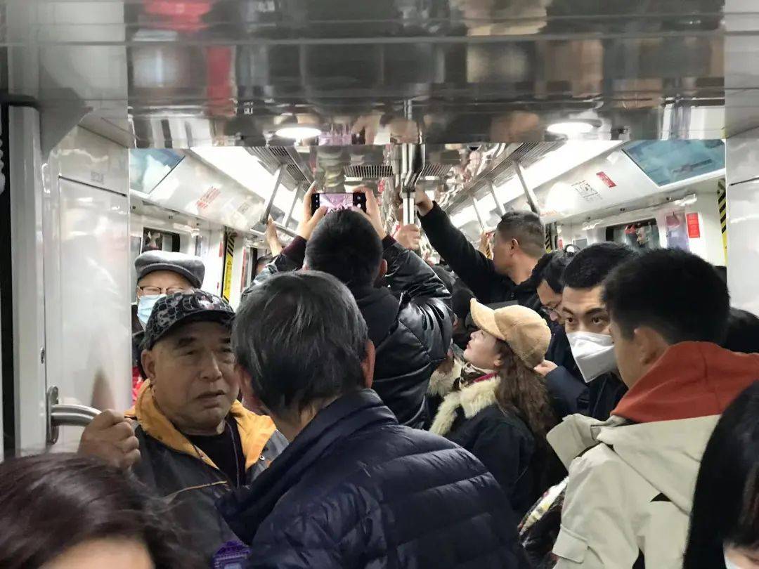挤不上，真的挤不上！3号线到底多火爆？一起来看→