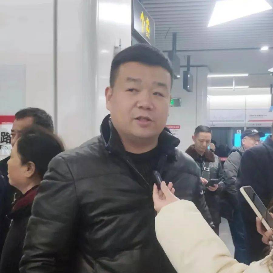 挤不上，真的挤不上！3号线到底多火爆？一起来看→