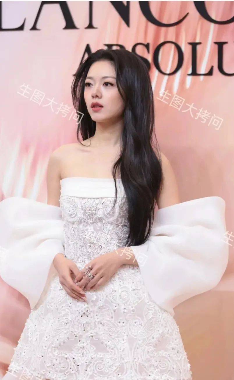 赵今麦全网招聘化妆师，吧？