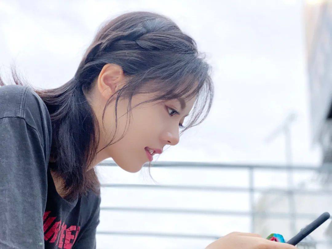 赵今麦全网招聘化妆师，吧？