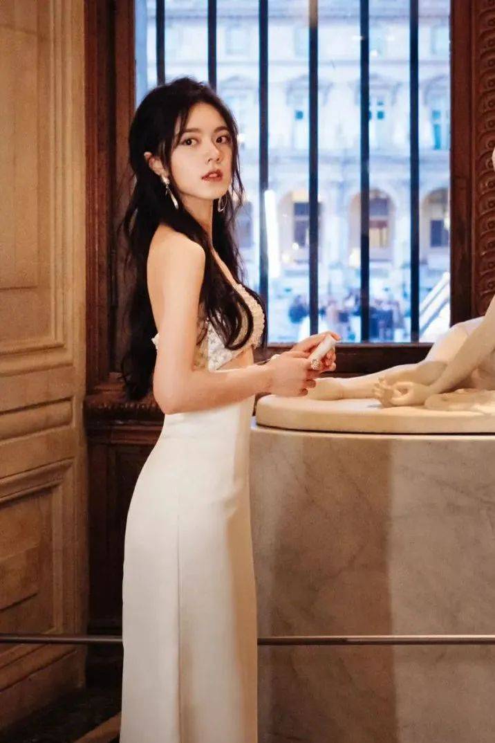 赵今麦全网招聘化妆师，吧？