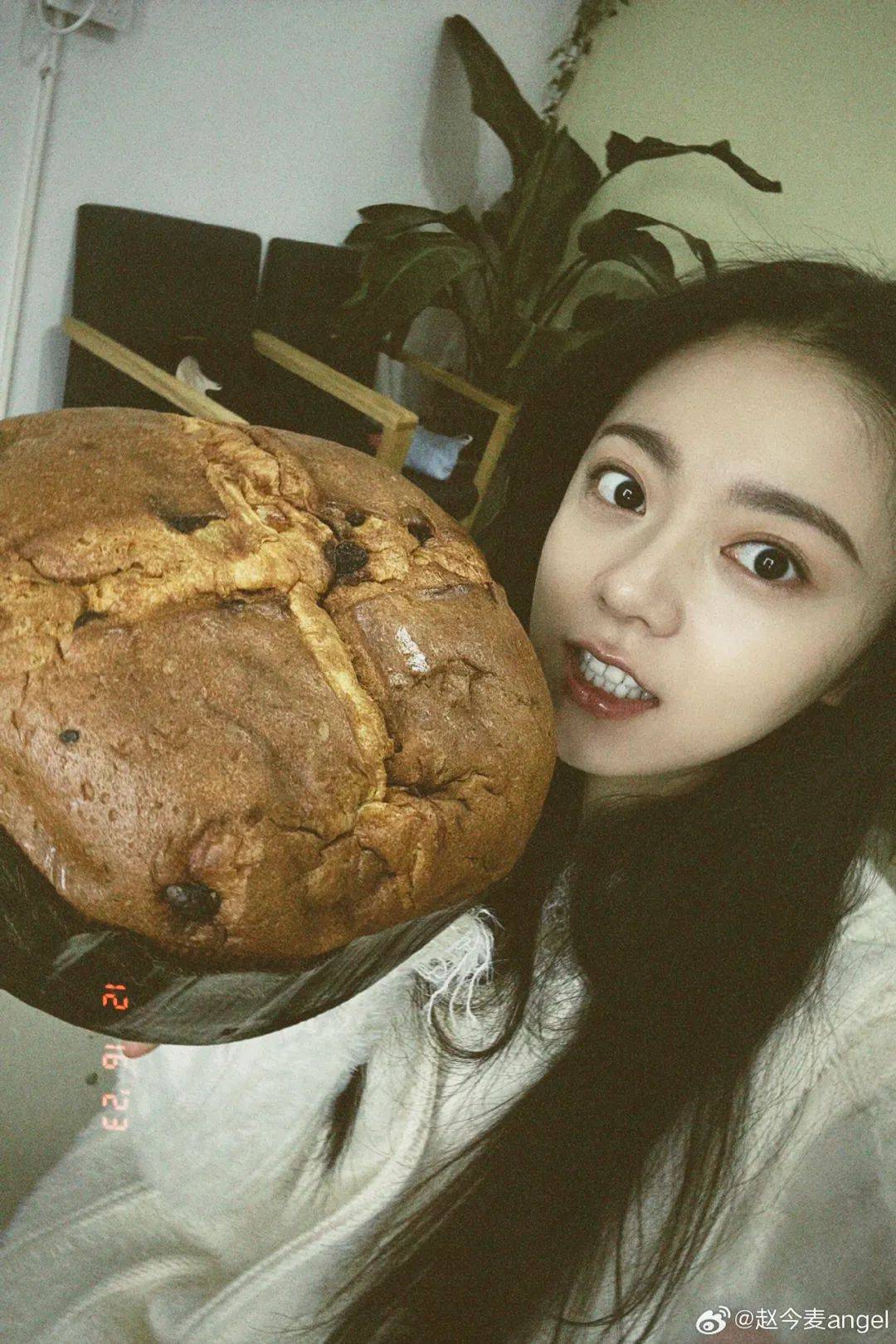 赵今麦全网招聘化妆师，吧？