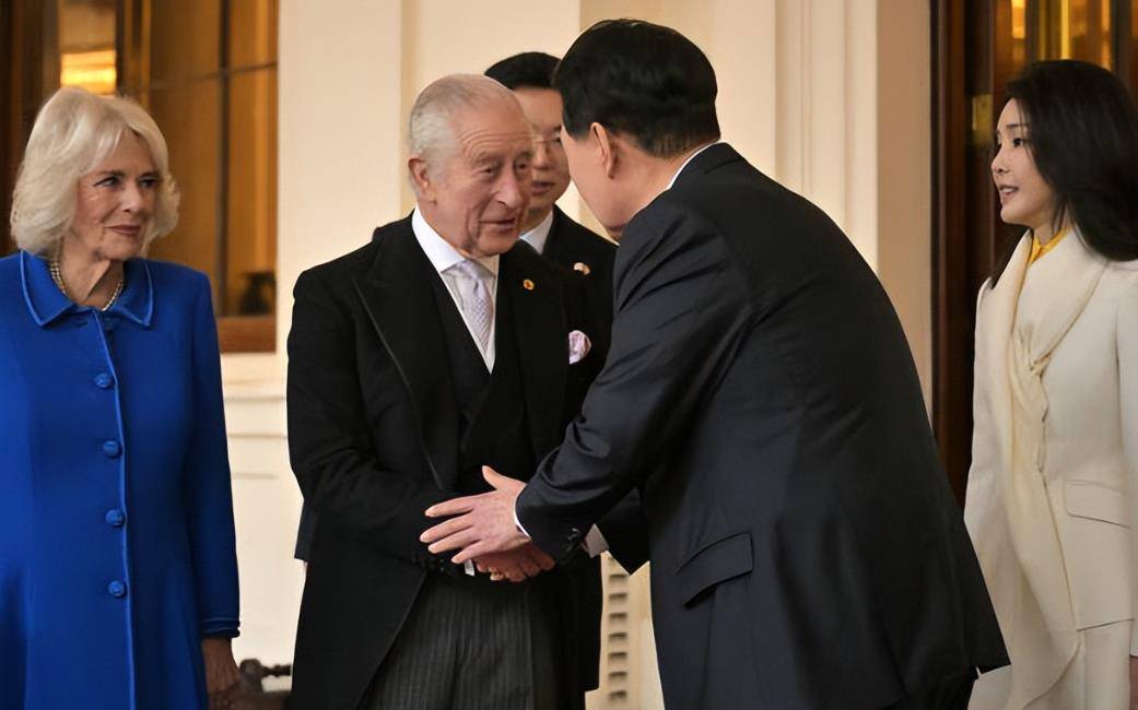 韩国夫人访英第三天！一身套裙不穿袜子与风衣，露腿打扮美丽动人