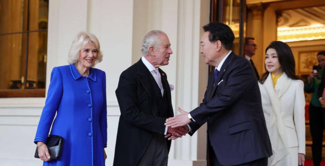 韩国夫人访英第三天！一身套裙不穿袜子与风衣，露腿打扮美丽动人