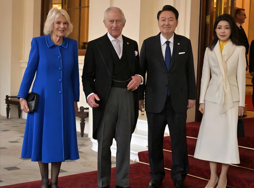 韩国夫人访英第三天！一身套裙不穿袜子与风衣，露腿打扮美丽动人