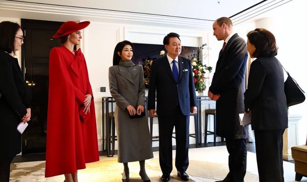 韩国夫人访英第三天！一身套裙不穿袜子与风衣，露腿打扮美丽动人