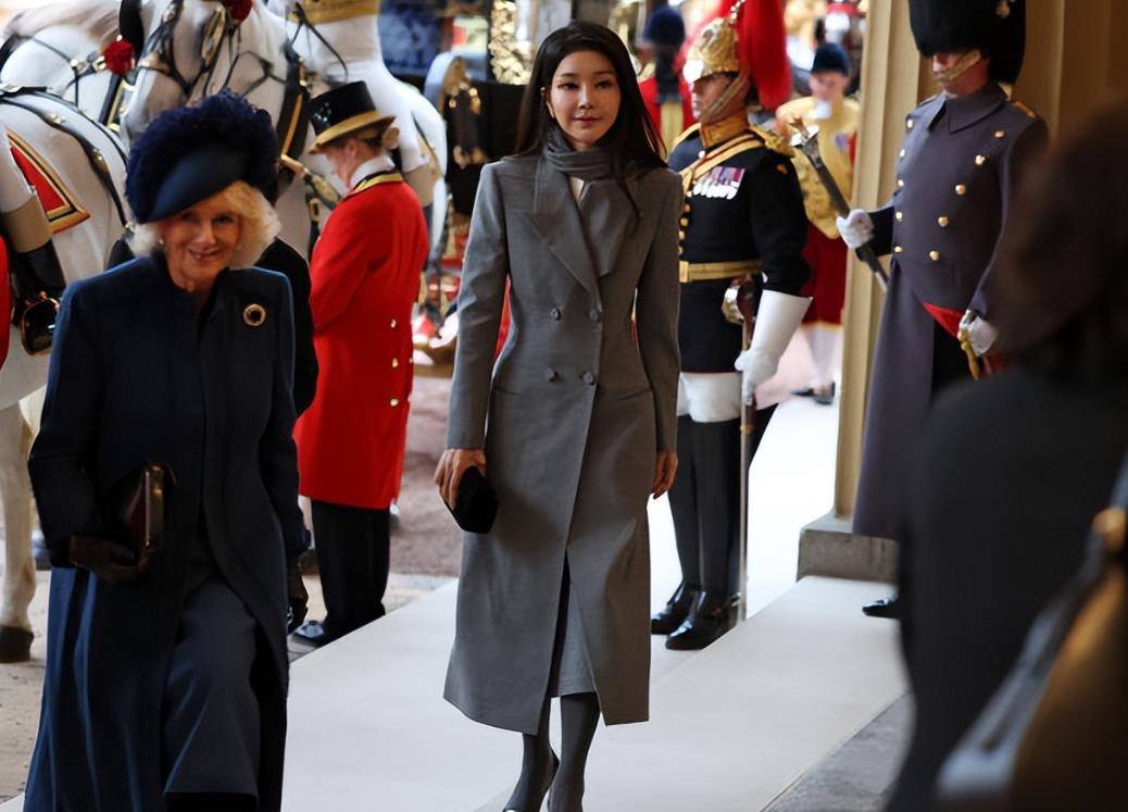 韩国夫人访英第三天！一身套裙不穿袜子与风衣，露腿打扮美丽动人
