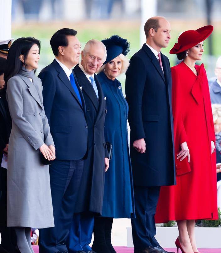 韩国夫人访英第三天！一身套裙不穿袜子与风衣，露腿打扮美丽动人