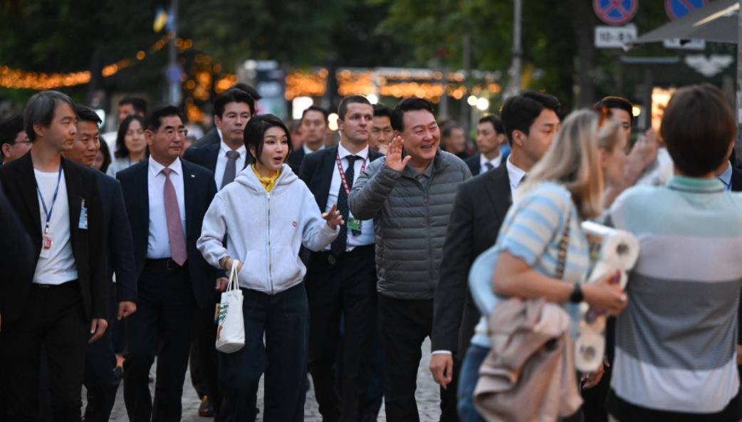 韩国夫人访英第三天！一身套裙不穿袜子与风衣，露腿打扮美丽动人