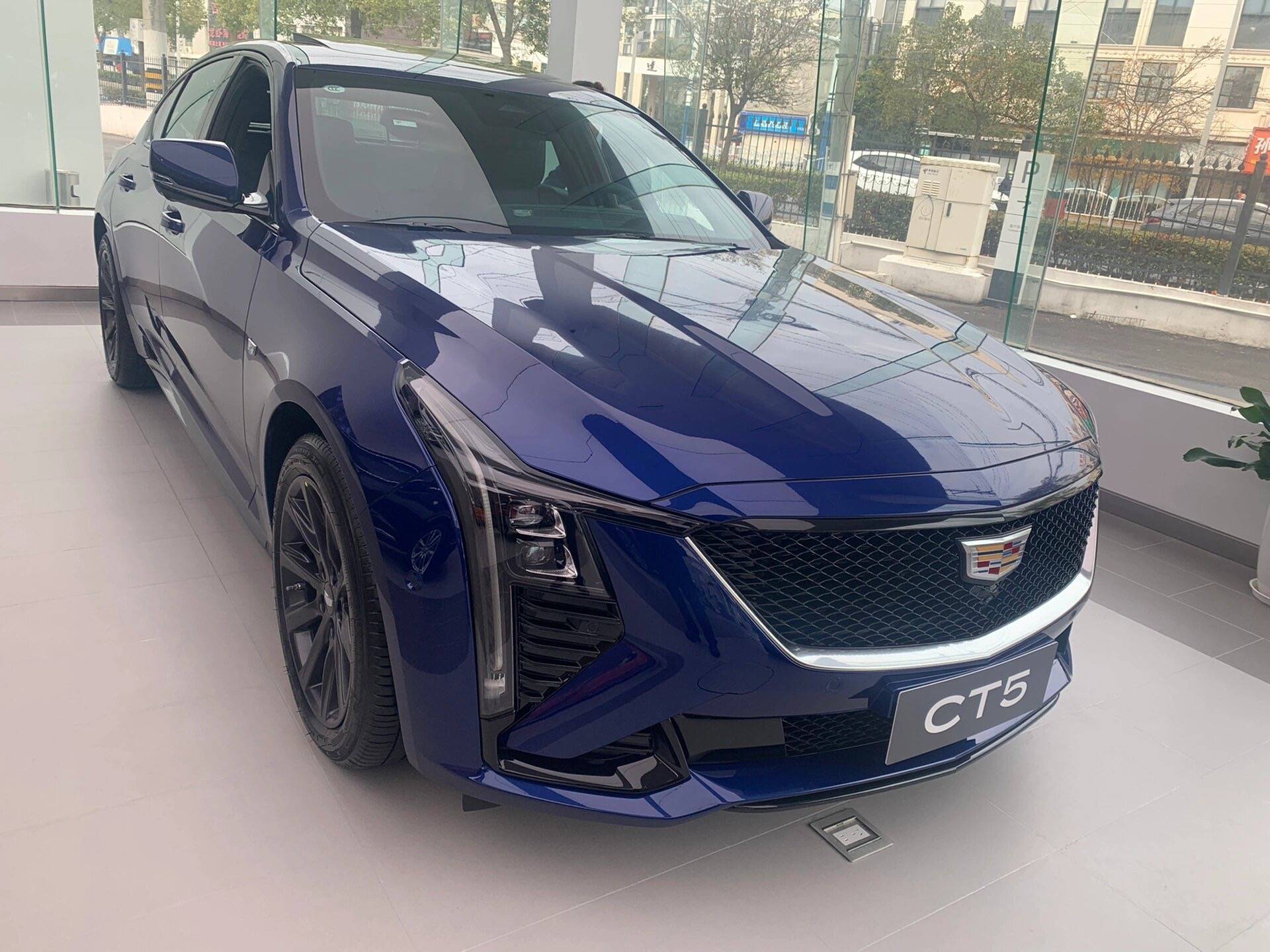 新款凯迪拉克CT5配置曝光，入门双联屏+16扬AKG音响，配电磁悬挂