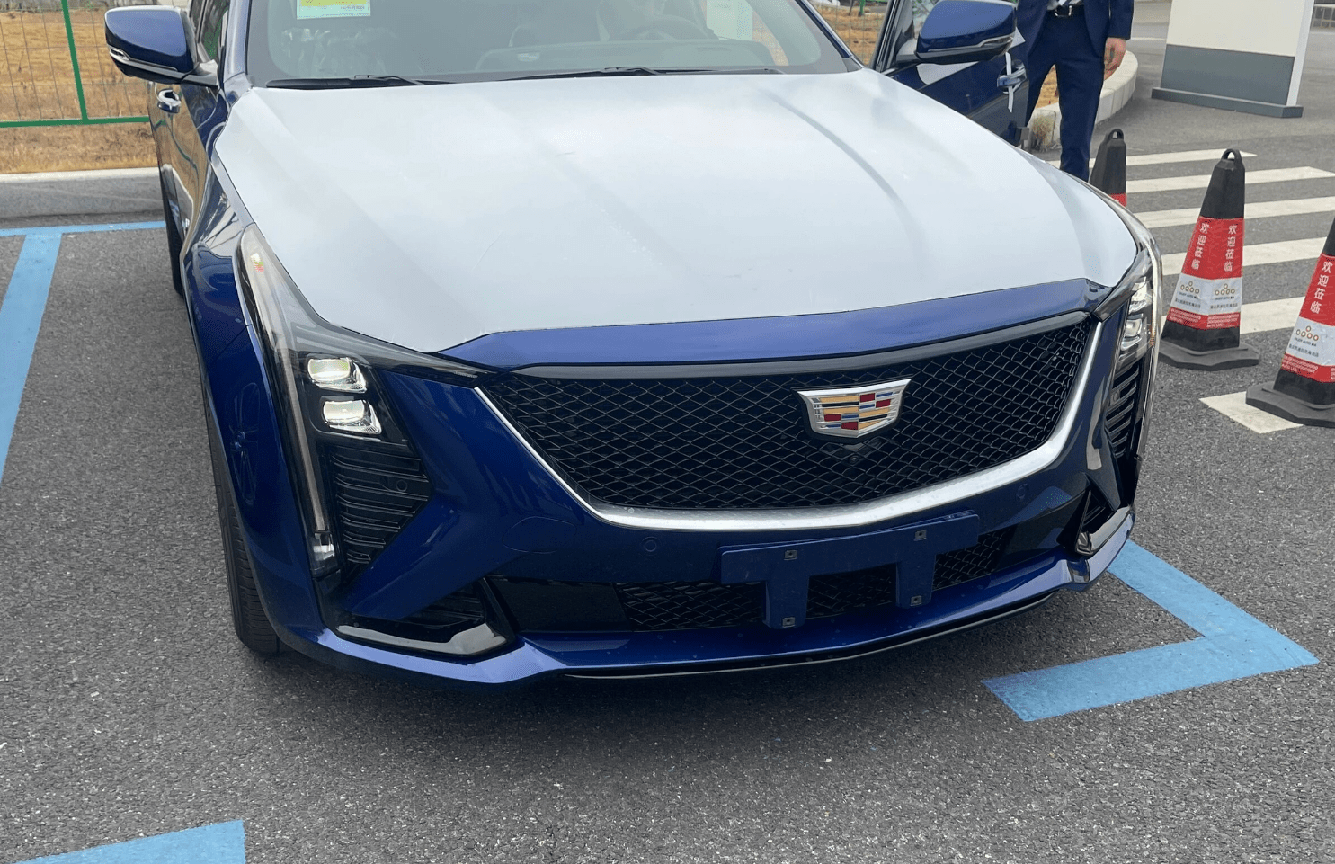 新款凯迪拉克CT5配置曝光，入门双联屏+16扬AKG音响，配电磁悬挂