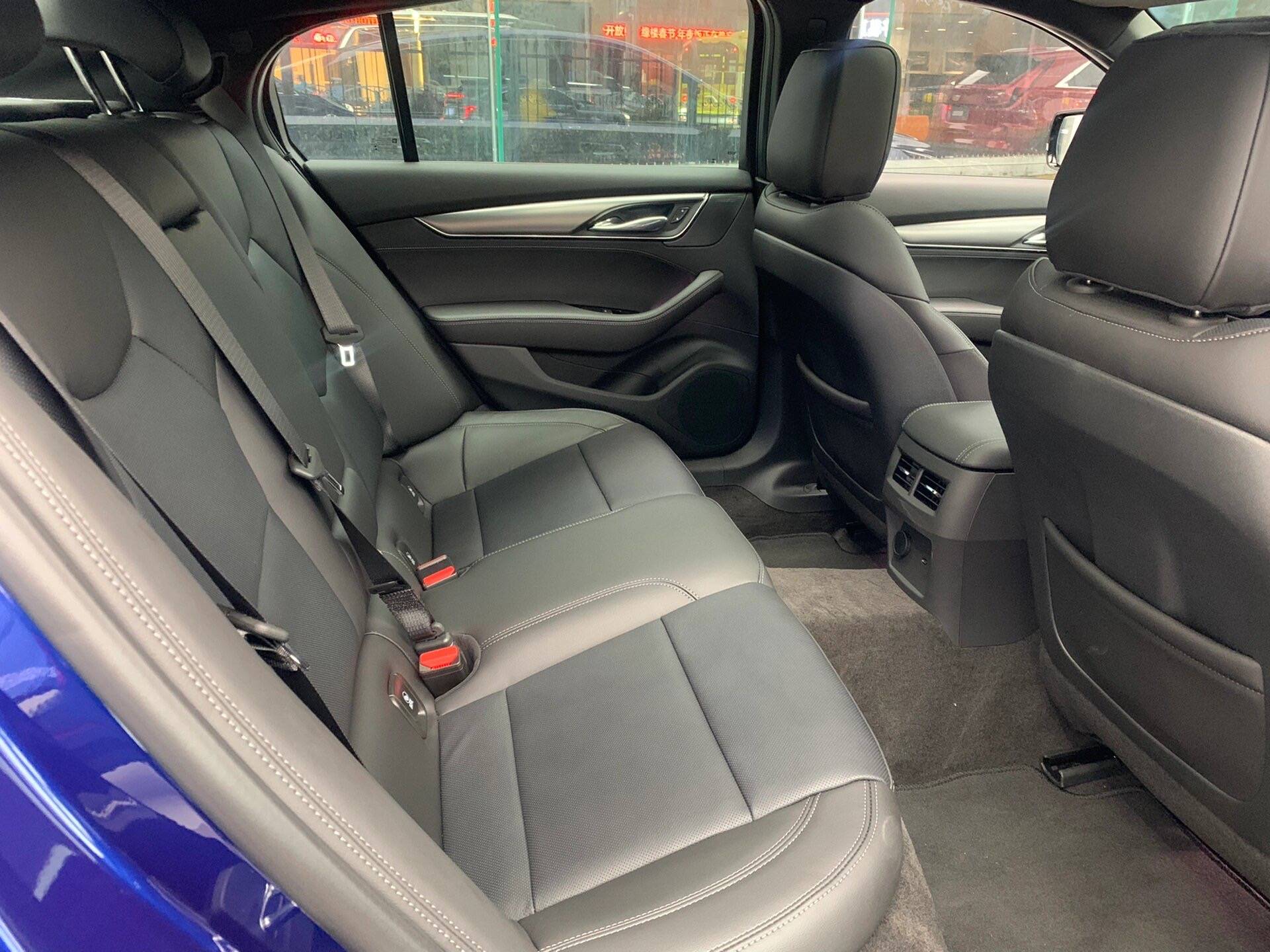 新款凯迪拉克CT5配置曝光，入门双联屏+16扬AKG音响，配电磁悬挂