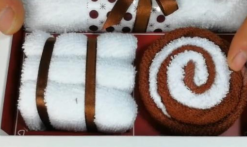 网红试吃“毛巾蛋糕”，做得非常逼真，用手去摸才发现不对劲！