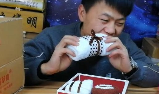 网红试吃“毛巾蛋糕”，做得非常逼真，用手去摸才发现不对劲！