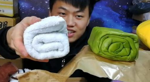 网红试吃“毛巾蛋糕”，做得非常逼真，用手去摸才发现不对劲！