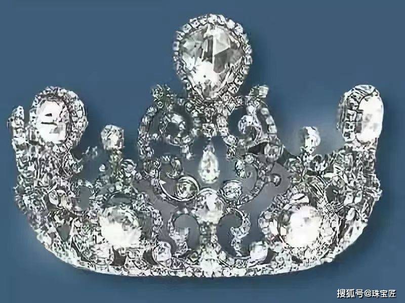 33颗顶级蓝宝石，655颗钻石，王后马克西玛这顶古董冠冕，太壕了！