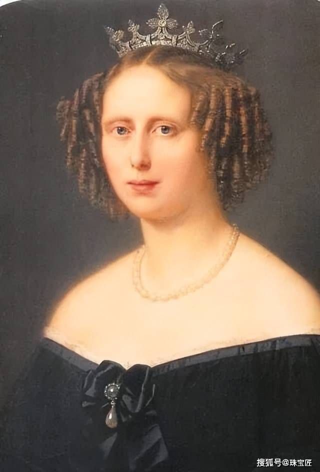 33颗顶级蓝宝石，655颗钻石，王后马克西玛这顶古董冠冕，太壕了！