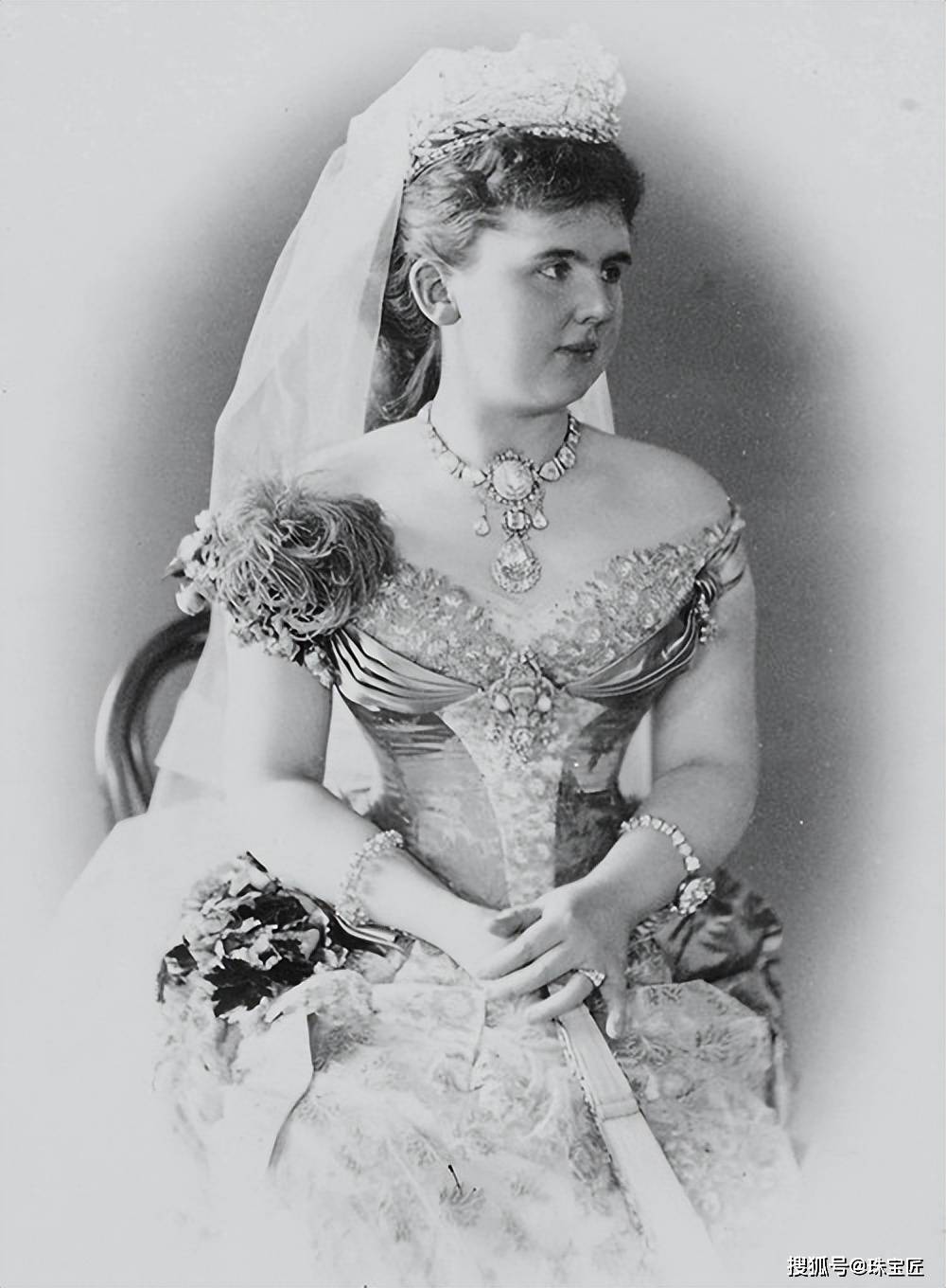 33颗顶级蓝宝石，655颗钻石，王后马克西玛这顶古董冠冕，太壕了！