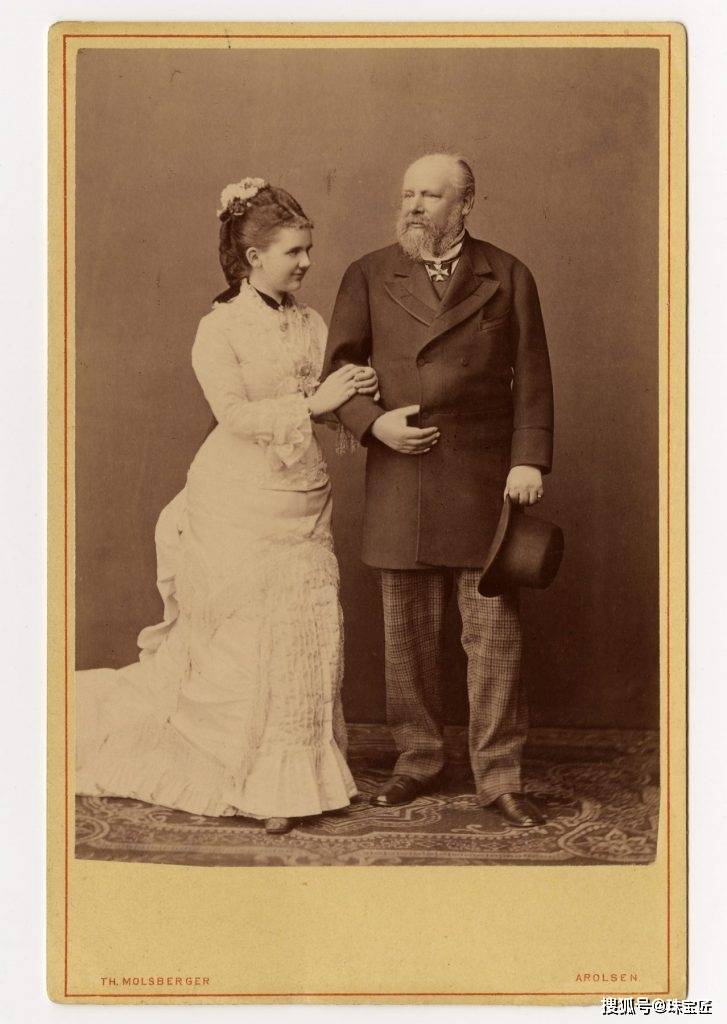 33颗顶级蓝宝石，655颗钻石，王后马克西玛这顶古董冠冕，太壕了！