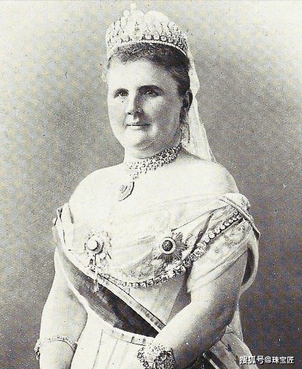 33颗顶级蓝宝石，655颗钻石，王后马克西玛这顶古董冠冕，太壕了！