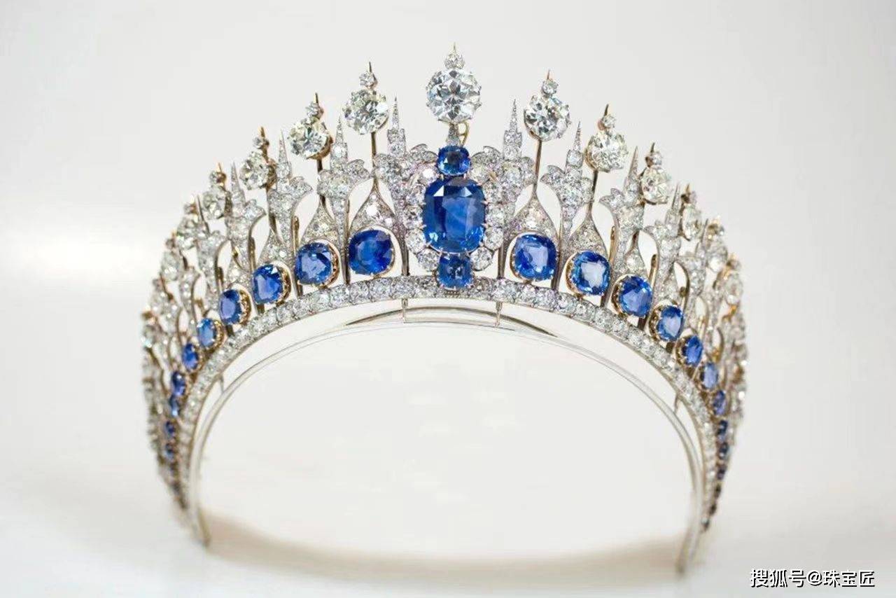 33颗顶级蓝宝石，655颗钻石，王后马克西玛这顶古董冠冕，太壕了！