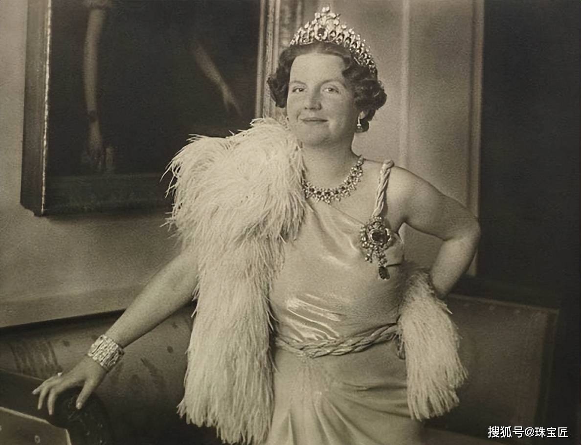 33颗顶级蓝宝石，655颗钻石，王后马克西玛这顶古董冠冕，太壕了！