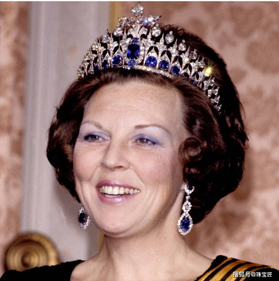 33颗顶级蓝宝石，655颗钻石，王后马克西玛这顶古董冠冕，太壕了！
