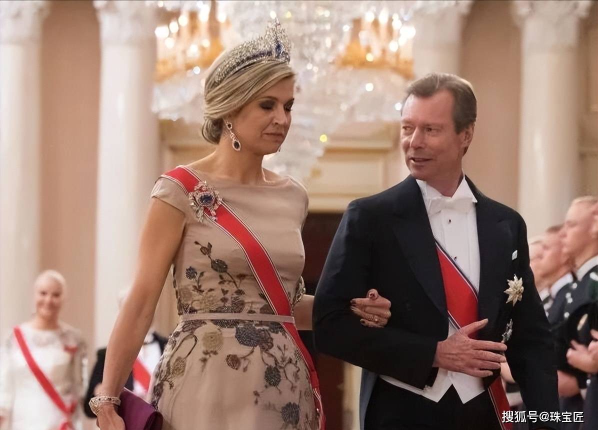 33颗顶级蓝宝石，655颗钻石，王后马克西玛这顶古董冠冕，太壕了！