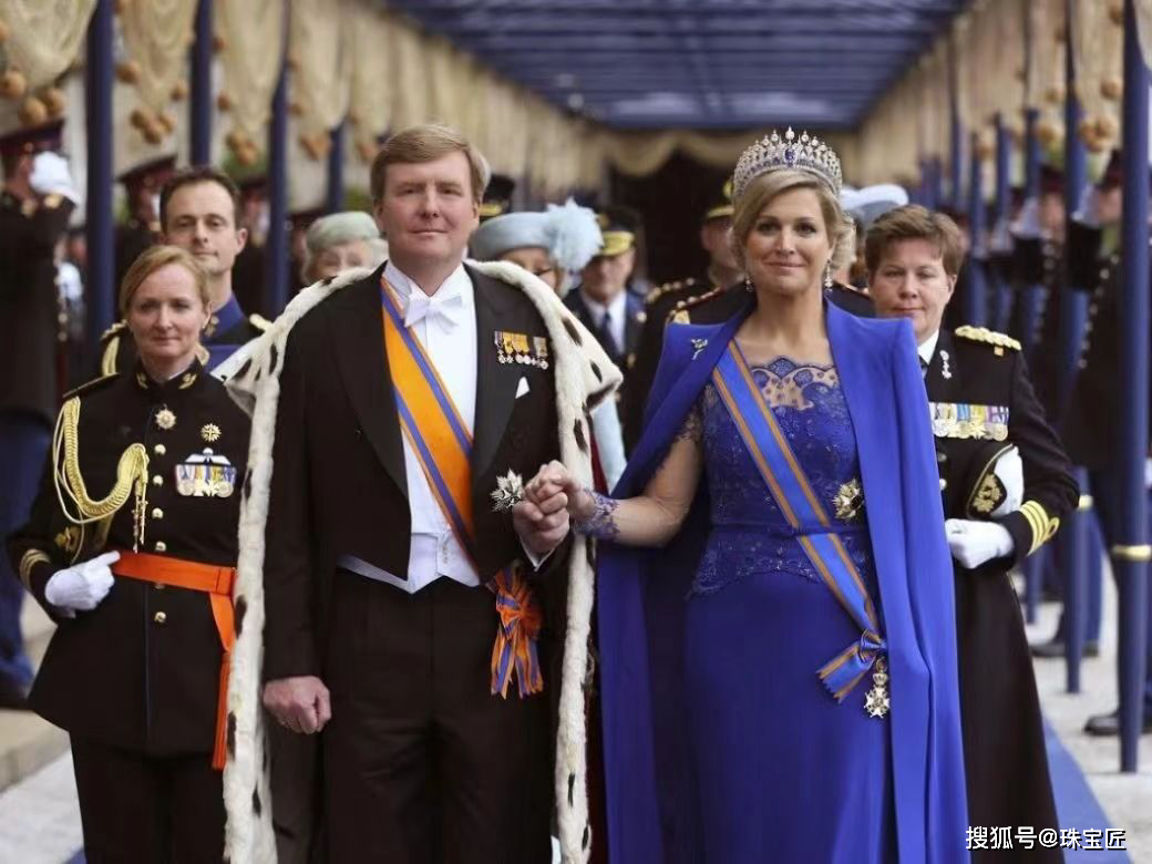 33颗顶级蓝宝石，655颗钻石，王后马克西玛这顶古董冠冕，太壕了！