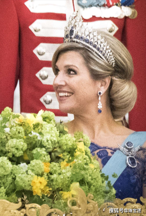33颗顶级蓝宝石，655颗钻石，王后马克西玛这顶古董冠冕，太壕了！