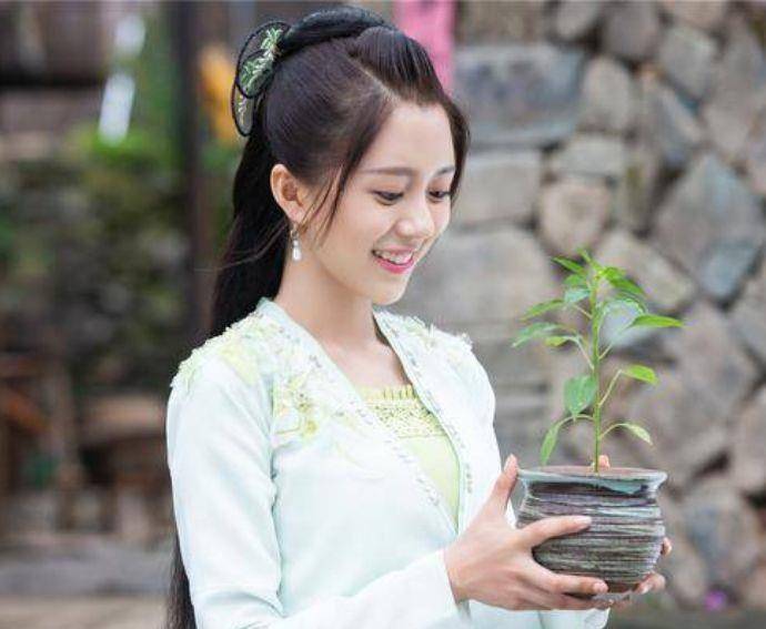 女演员爬墙用替身，拿高收入却工作轻松，鞠婧祎袁冰妍躺工具