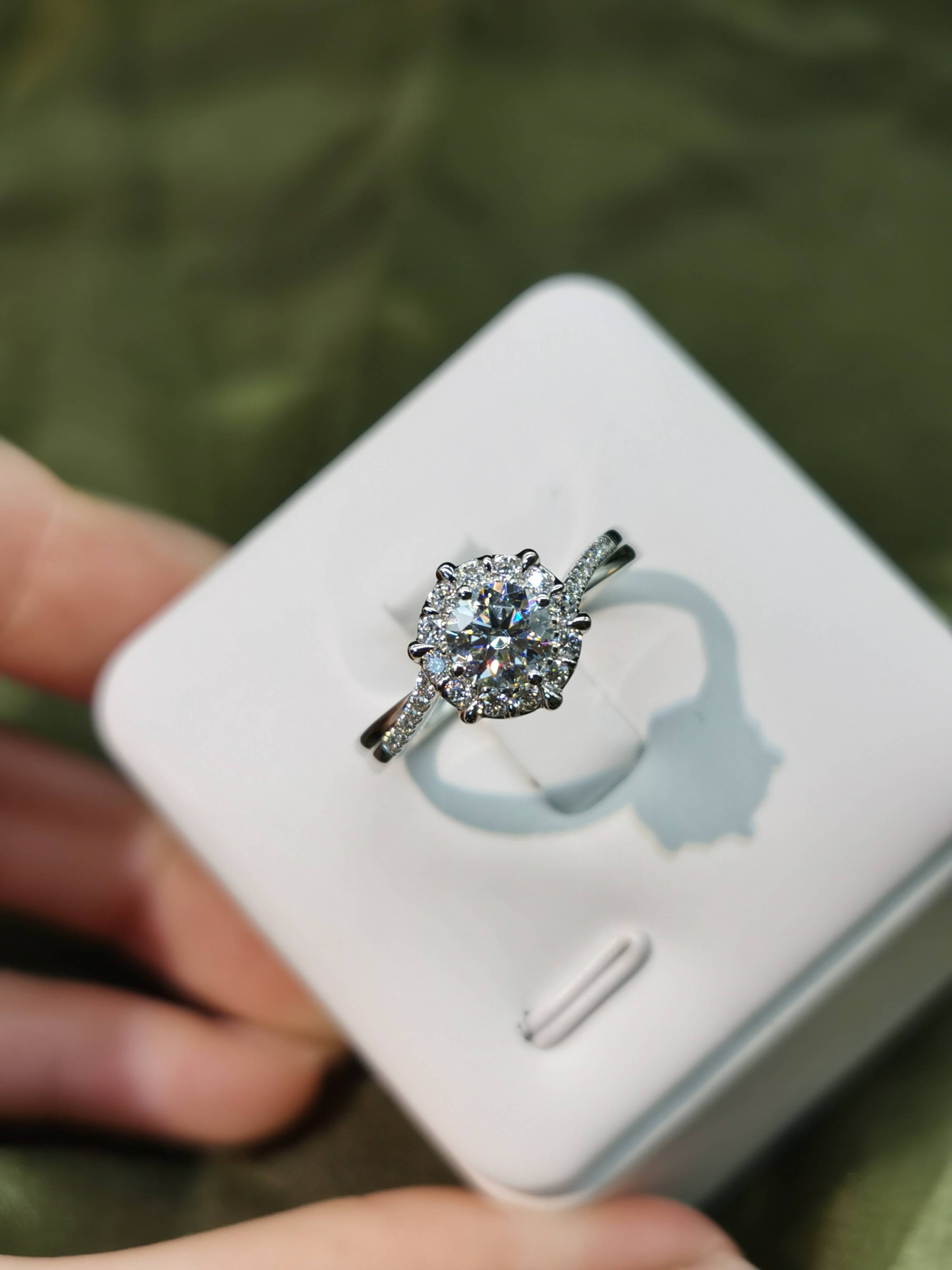 莫桑石钻戒一克拉多少钱