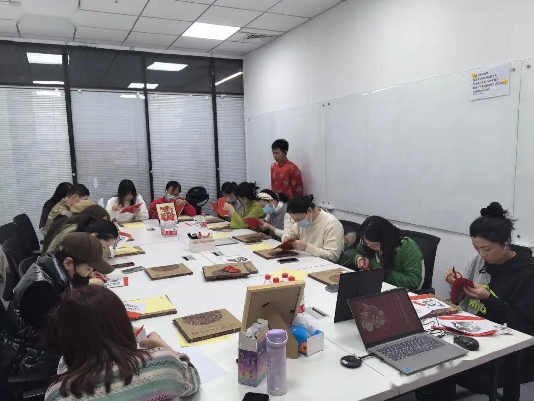 趣味剪纸迎新年——铁血网党支部开展新年剪纸活动