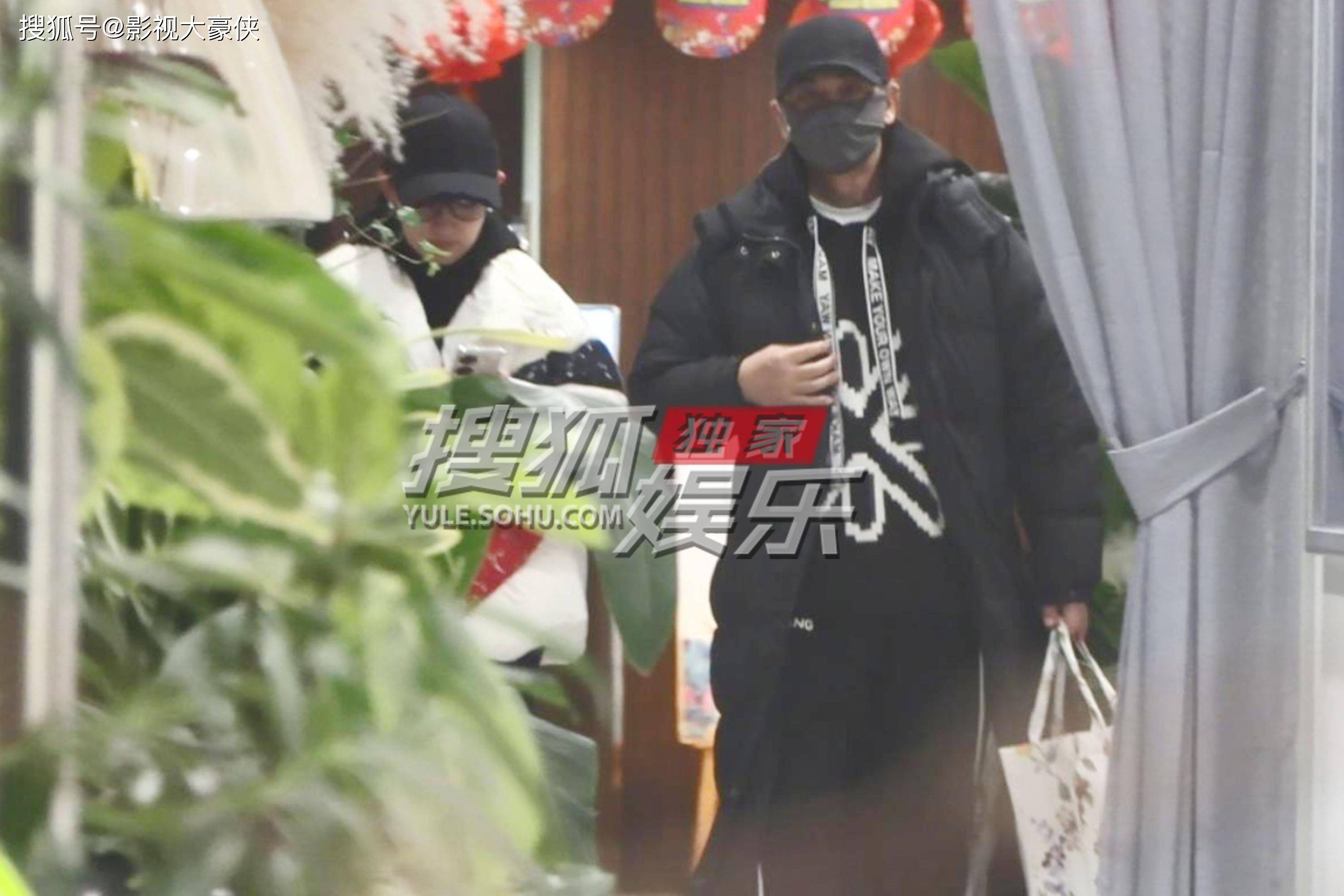 太甜了！赵文卓夫妇享受按摩后携手漫步，展现夫妻间的温柔与默契