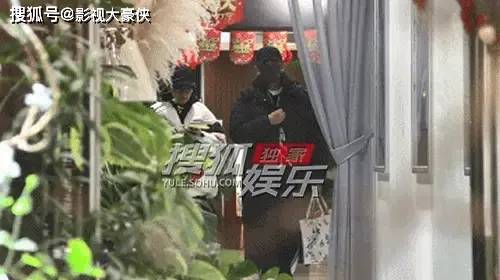 太甜了！赵文卓夫妇享受按摩后携手漫步，展现夫妻间的温柔与默契