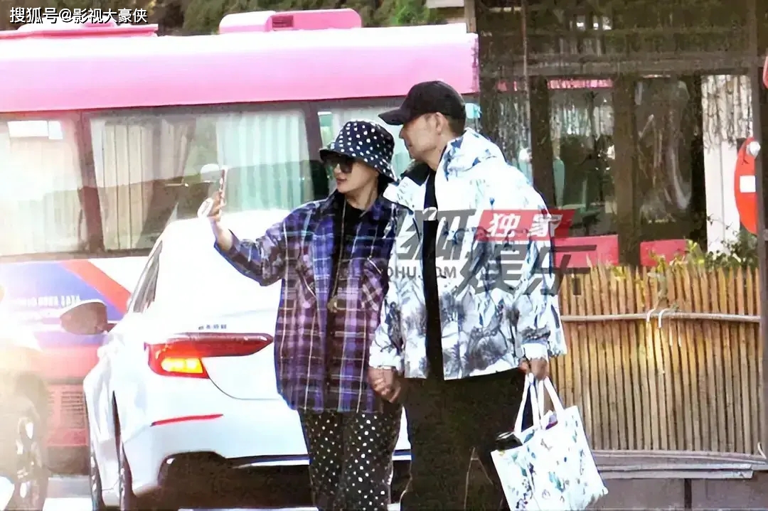 太甜了！赵文卓夫妇享受按摩后携手漫步，展现夫妻间的温柔与默契