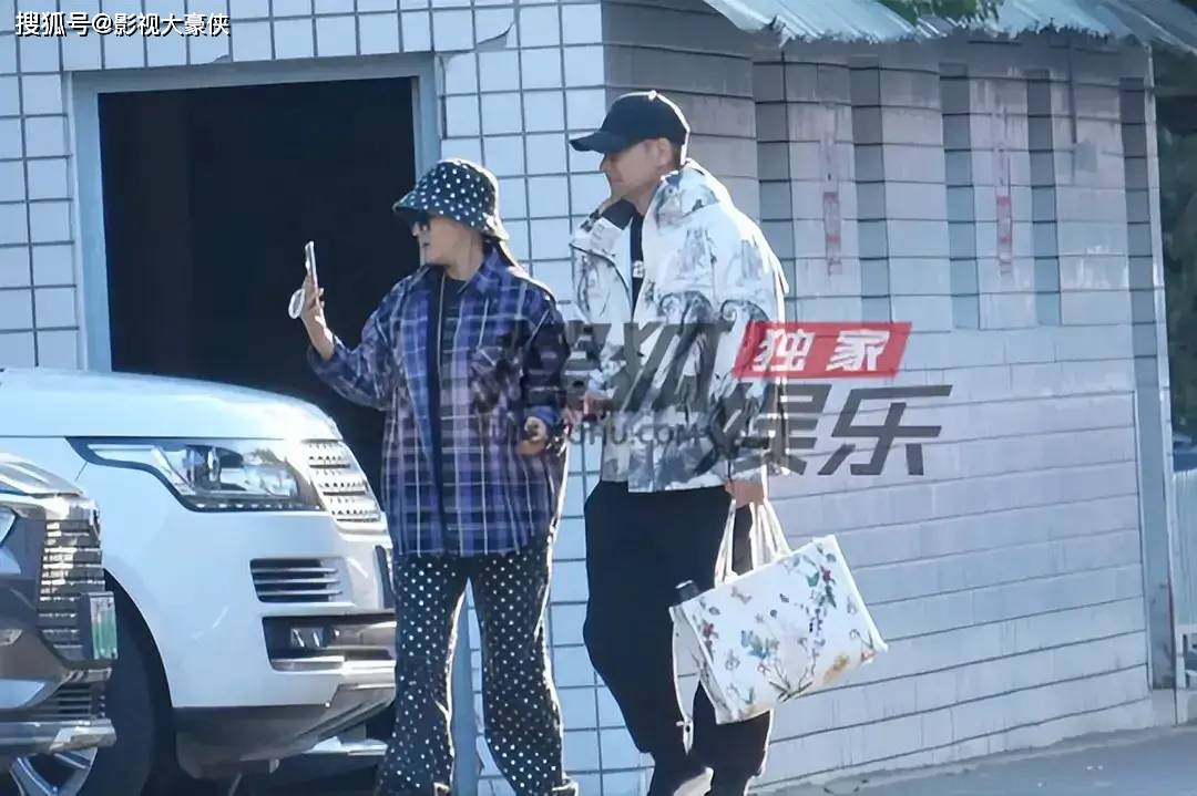 太甜了！赵文卓夫妇享受按摩后携手漫步，展现夫妻间的温柔与默契