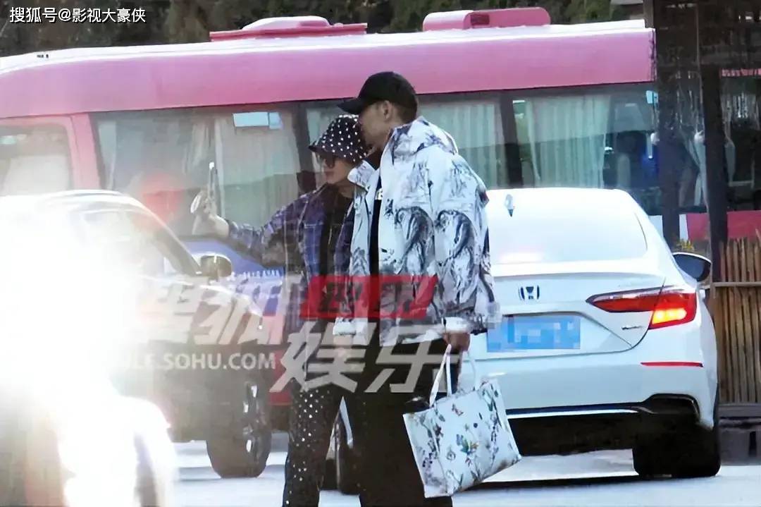 太甜了！赵文卓夫妇享受按摩后携手漫步，展现夫妻间的温柔与默契