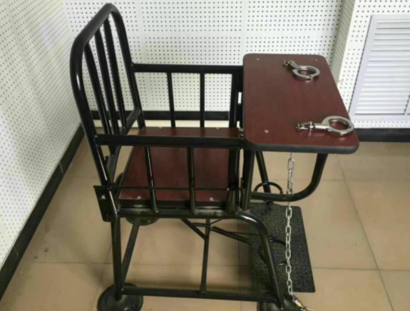 坐审讯椅为什么要赤脚？