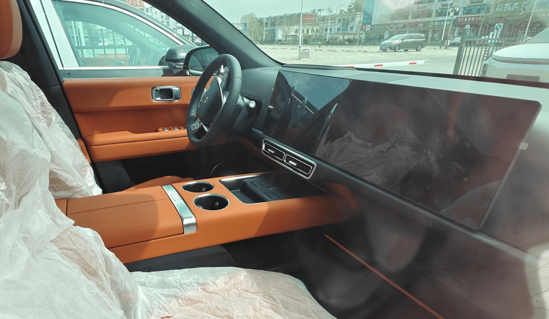 理想L6实车到店，配全景天幕+“皇后座”，续航1390km