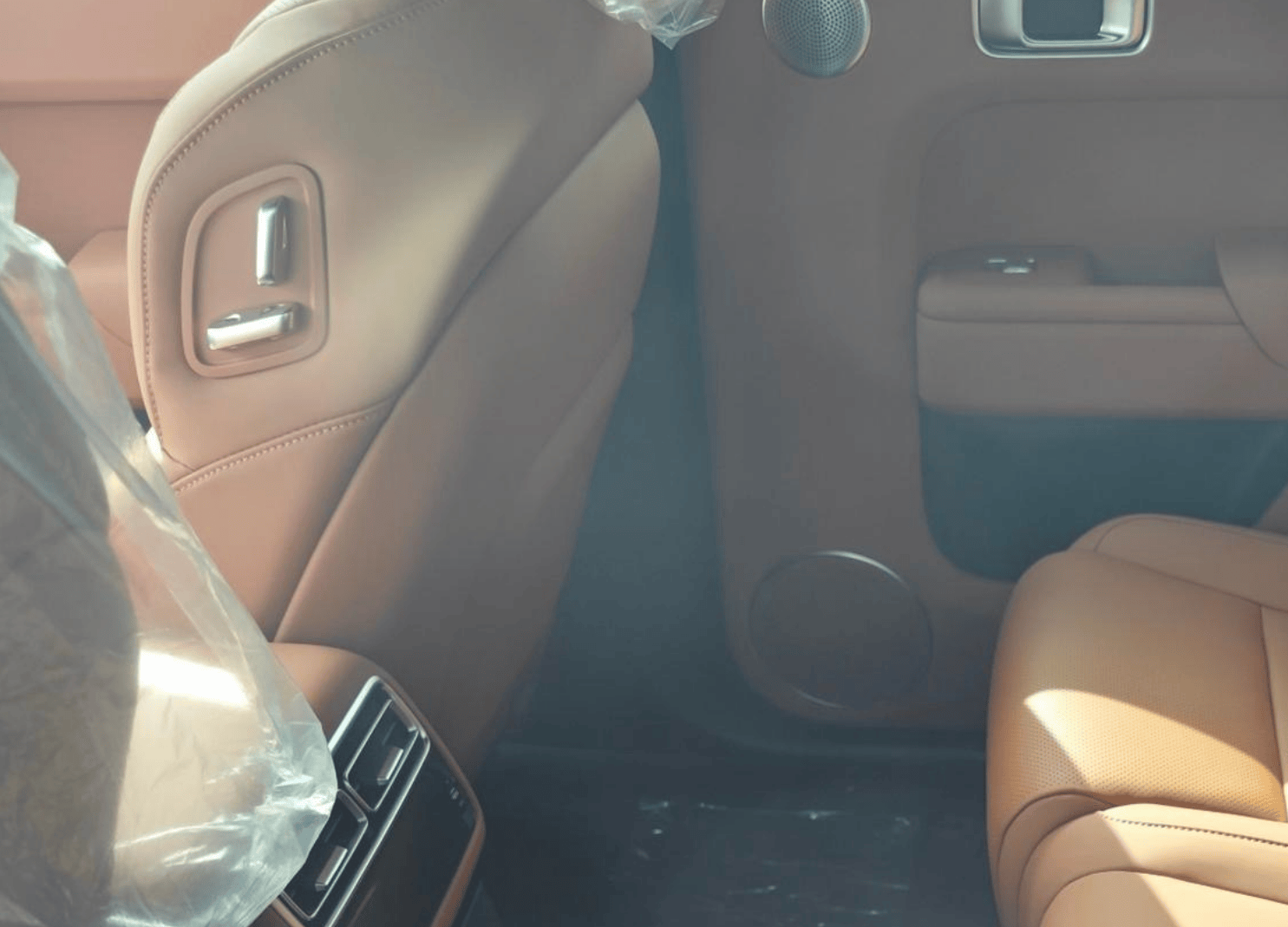 理想L6实车到店，配全景天幕+“皇后座”，续航1390km