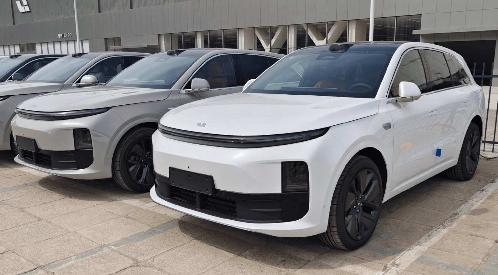 理想L6实车到店，配全景天幕+“皇后座”，续航1390km