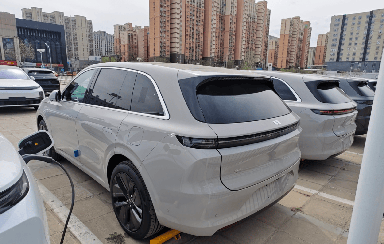 理想L6实车到店，配全景天幕+“皇后座”，续航1390km