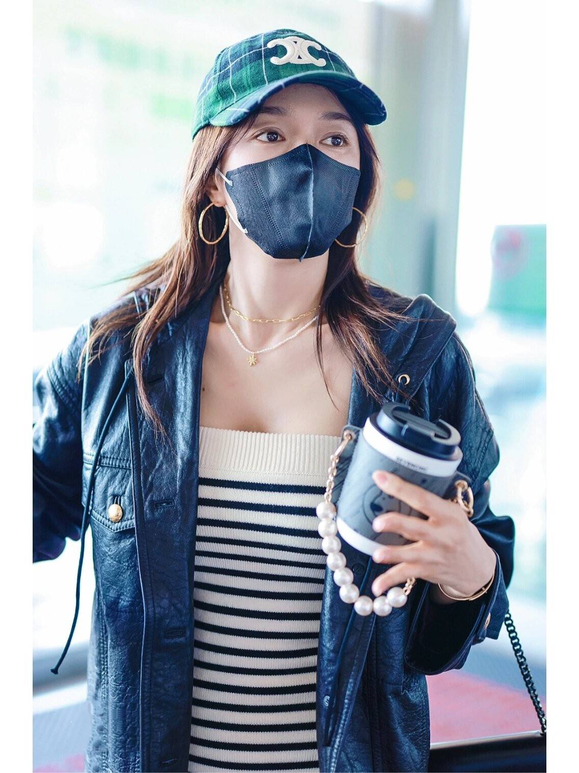 44岁秦岚带火了春季穿搭：皮衣+短裙+小白鞋+棒球帽，时髦又减龄