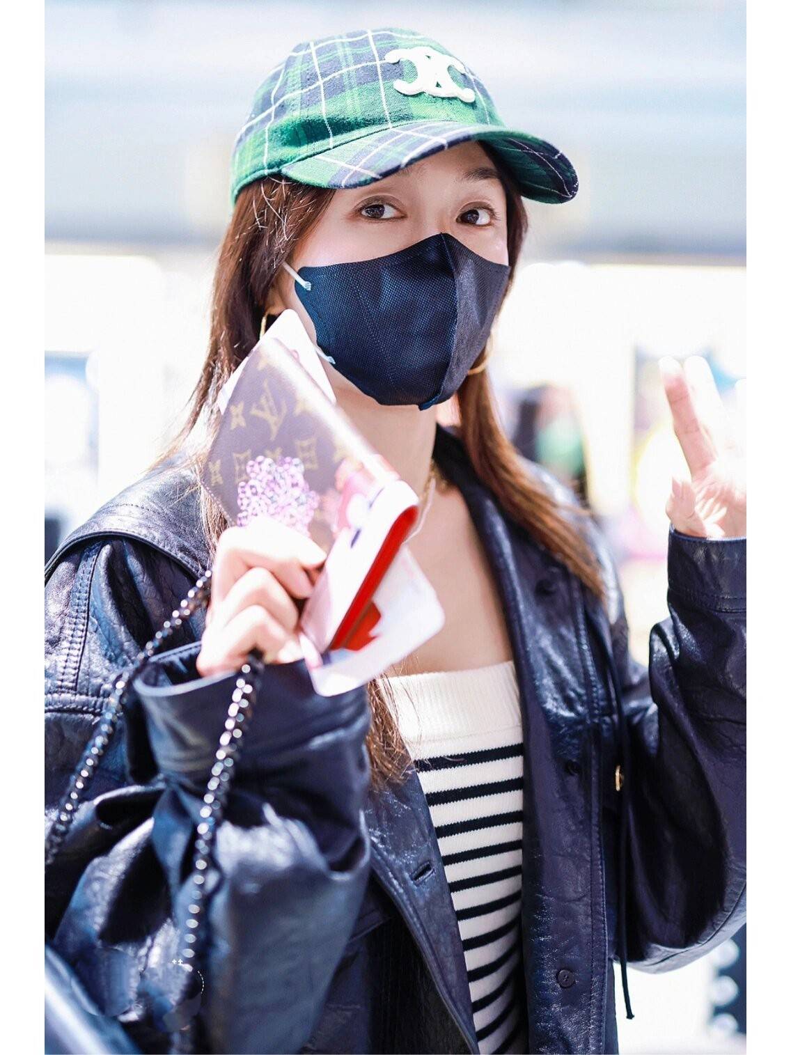 44岁秦岚带火了春季穿搭：皮衣+短裙+小白鞋+棒球帽，时髦又减龄