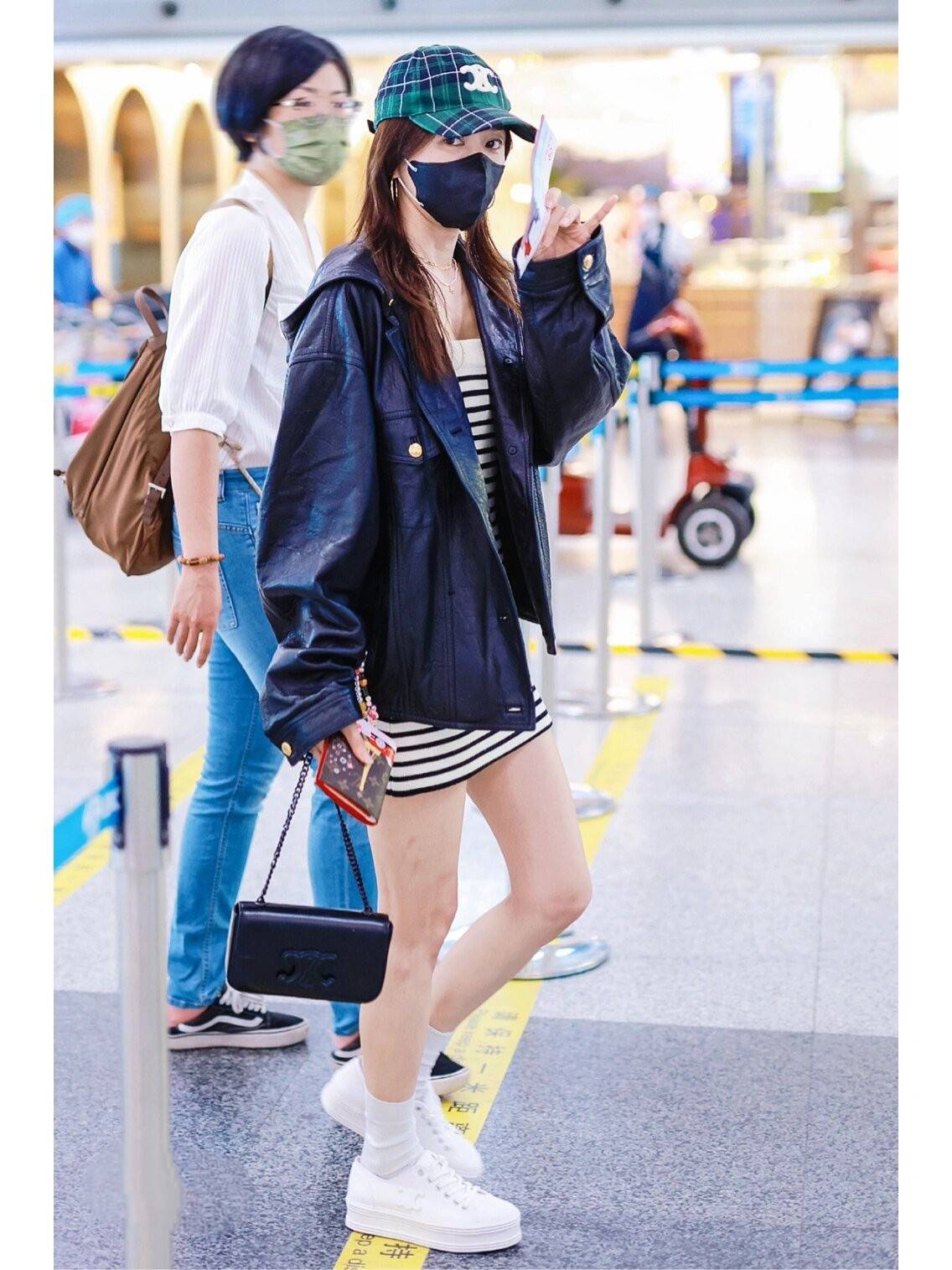 44岁秦岚带火了春季穿搭：皮衣+短裙+小白鞋+棒球帽，时髦又减龄