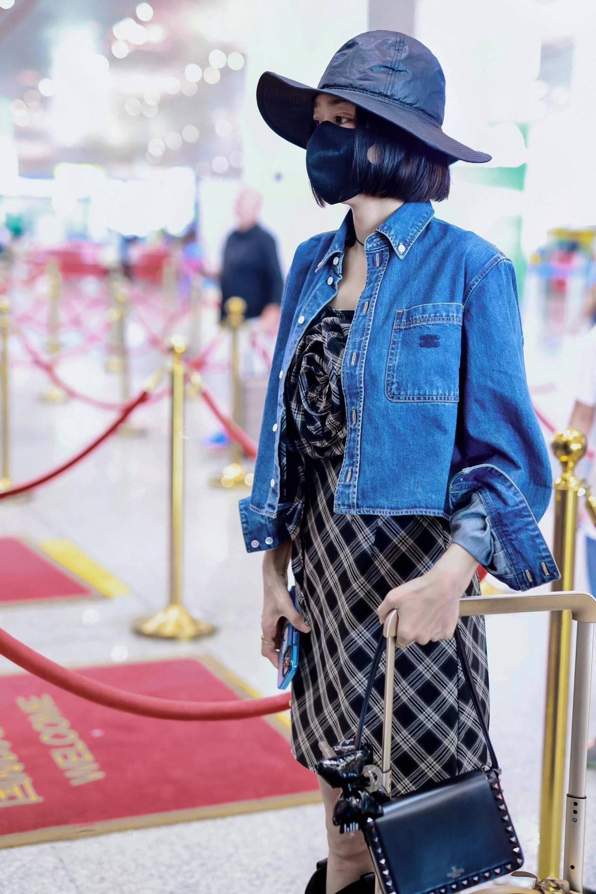 44岁秦岚带火了春季穿搭：皮衣+短裙+小白鞋+棒球帽，时髦又减龄