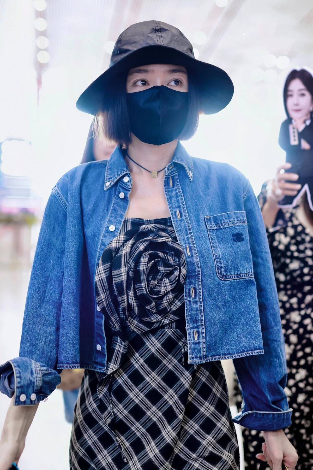 44岁秦岚带火了春季穿搭：皮衣+短裙+小白鞋+棒球帽，时髦又减龄