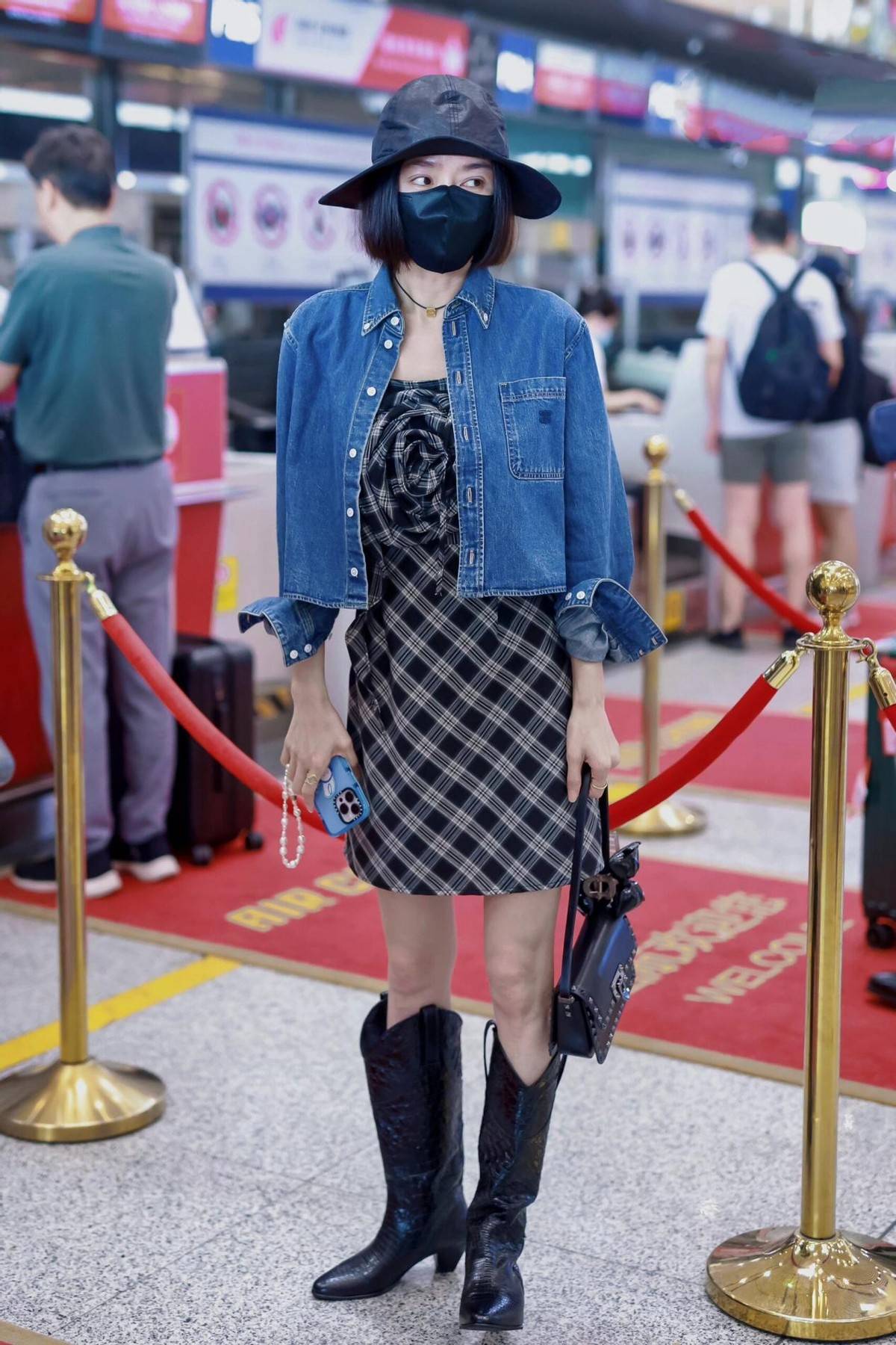 44岁秦岚带火了春季穿搭：皮衣+短裙+小白鞋+棒球帽，时髦又减龄